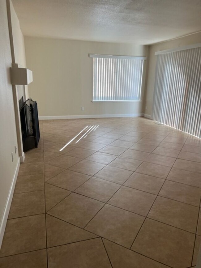 Building Photo - Spacious 4-Bedroom Home in a Quiet Tracy Cul-De-Sac!