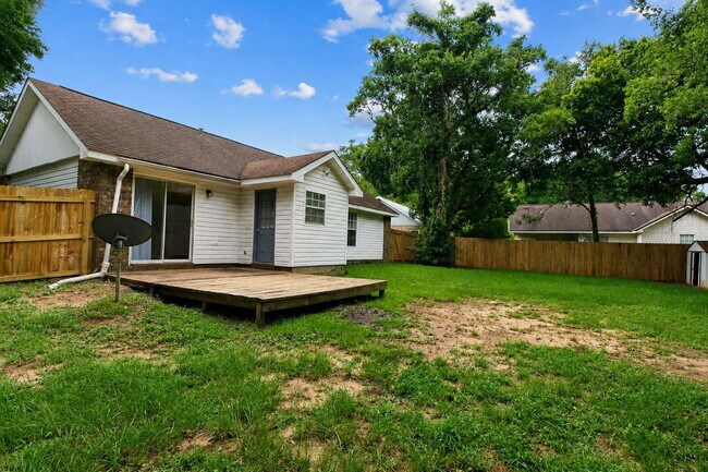 Building Photo - 3BR/2BA Home Near UWF with High Ceilings, Large Backyard Deck & Fully Fenced Yard