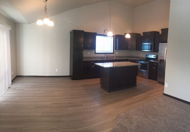 Building Photo - 3 Bed 3 Bath Single Family Home