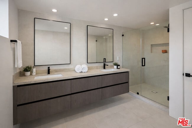 Building Photo - 1247 1/2 W Bellevue Ave