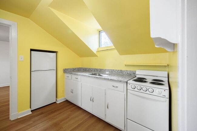 Building Photo - Quaint 1 Bedroom/1 Bathroom Cottage Style Apartment in Richmond ***Available NOW***