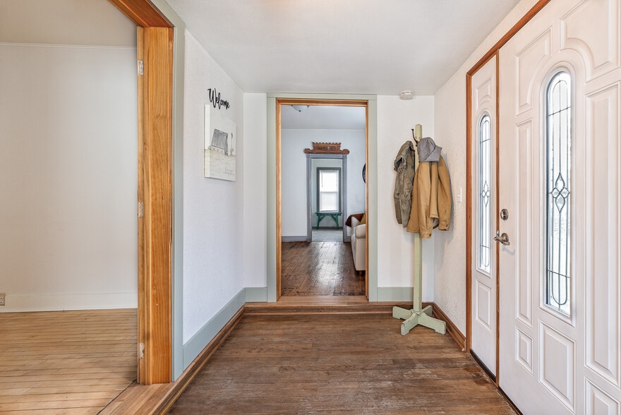 Building Photo - 817 7th Ave