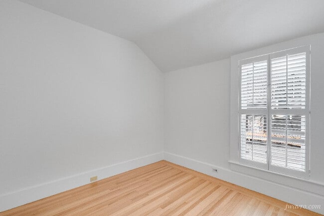 Building Photo - 128 Clipper St