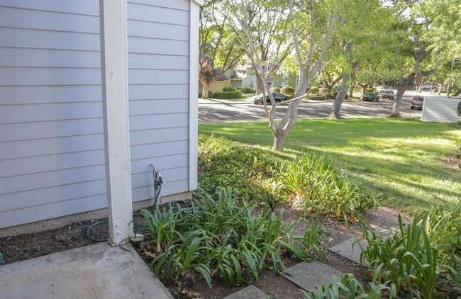 Building Photo - 3 bdrm 2 bath Townhome