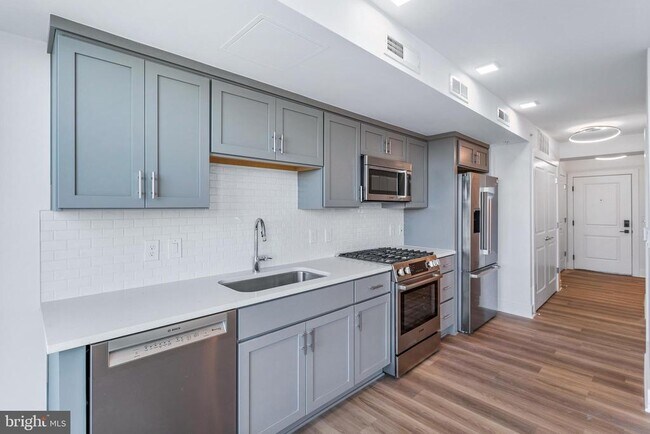 Building Photo - 701 N Henry St