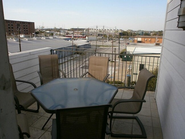 Building Photo - 703 St Charles St