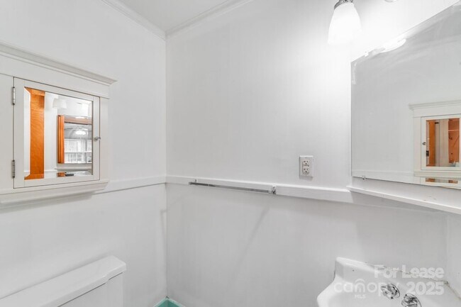 Building Photo - 405 W Harvie Ave
