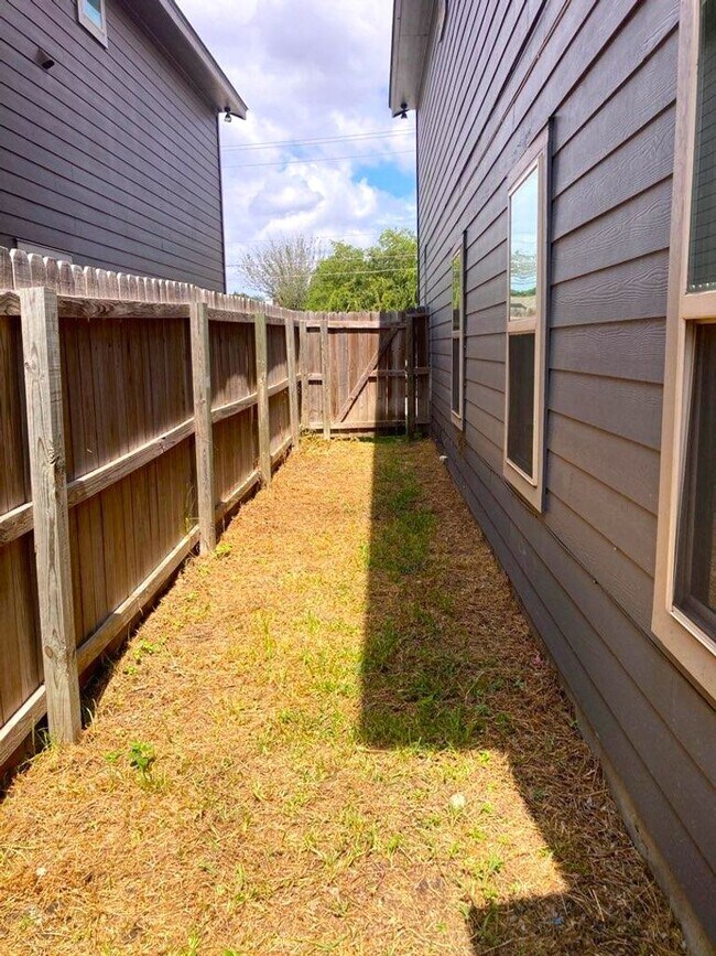 Building Photo - 7030 Lakeview Dr.