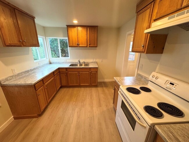 Building Photo - 2+1 Quaint Midtown Ventura Home