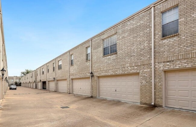 Building Photo - 3800 Tanglewilde St