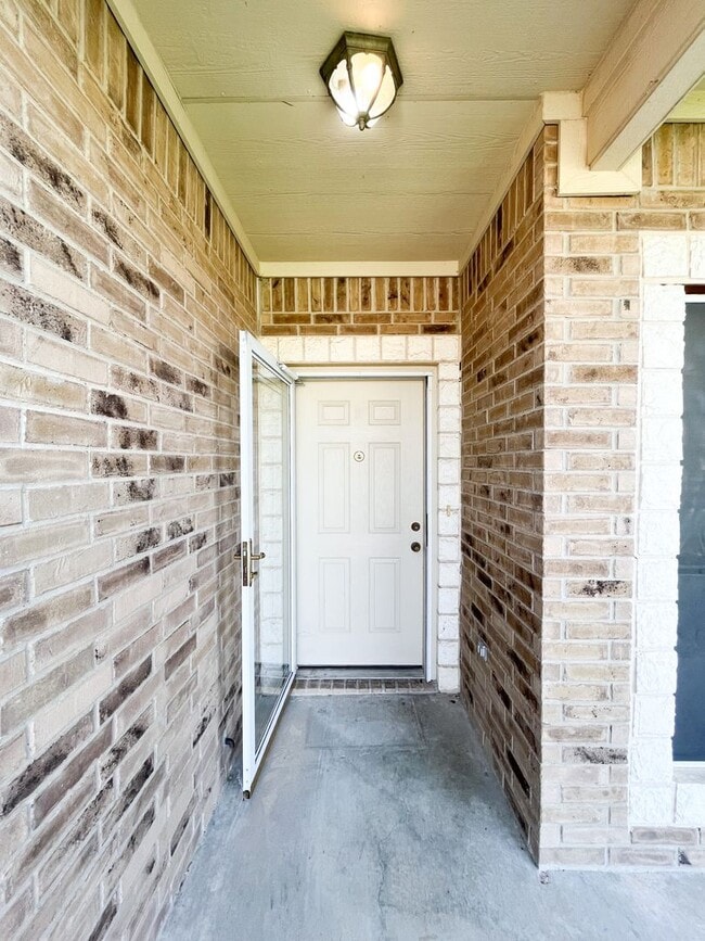 Building Photo - Available NOW!!!! Open floor plan features...