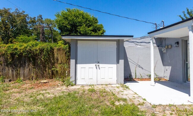 Building Photo - 230 W Towne Pl