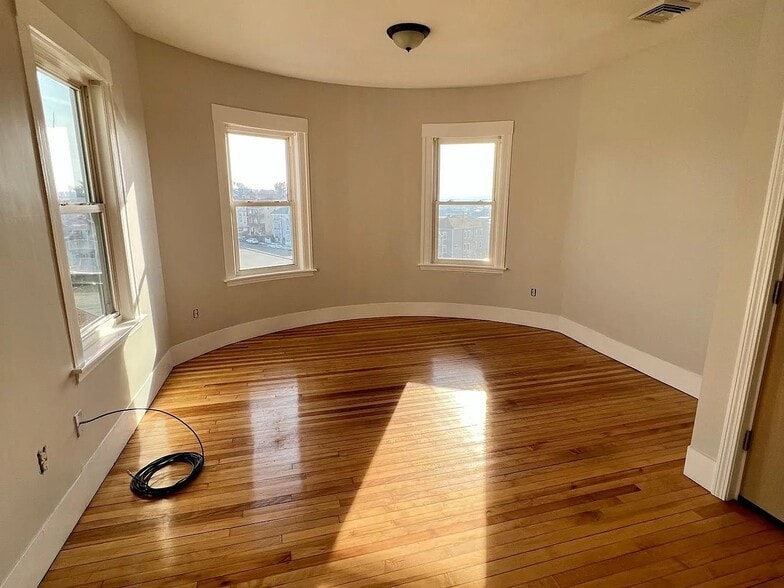 Building Photo - 13 Winthrop St