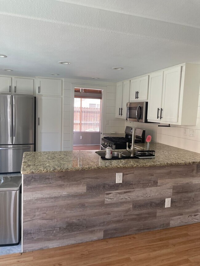 Building Photo - Lots of options