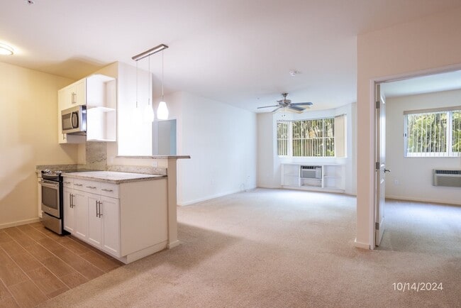 Building Photo - Available April 5th!  2 bedroom, 2 bath, 1-parking condo unit at The Cove Waikiki