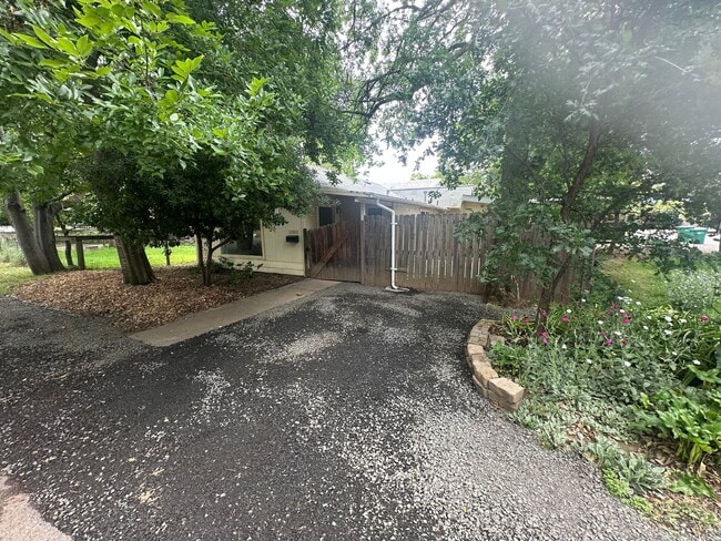 Building Photo - 2050 Laburnum Ave