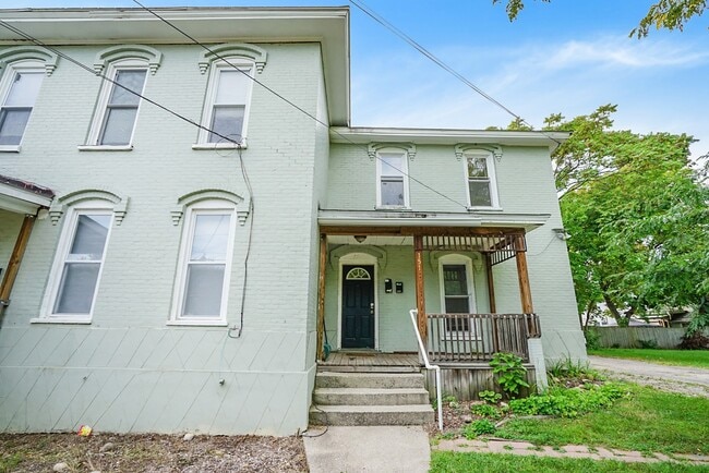 Primary Photo - Three Bedroom Unit Near Downtown Grand Rap...