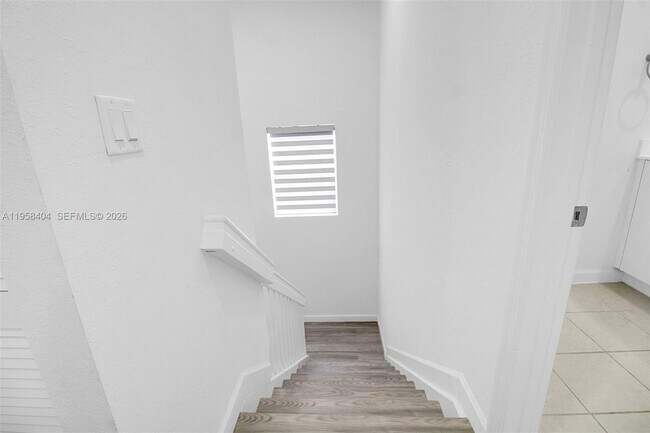 Building Photo - 879 SE 26th Ter