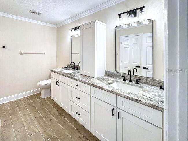 Building Photo - 13634 Lake Point Dr S
