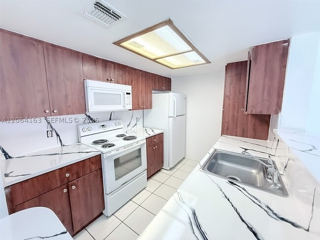Building Photo - 3212 Coral Lake Dr