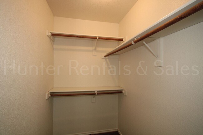 Building Photo - Spacious Duplex!