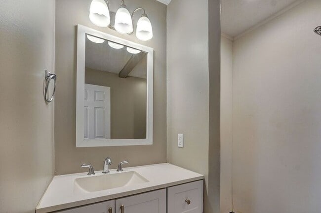 Building Photo - 731 W Greenwood St