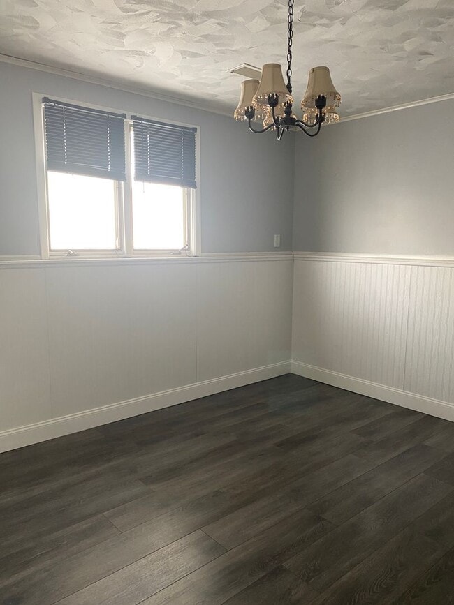 Building Photo - Charming Home w/ Spacious, Fenced yard