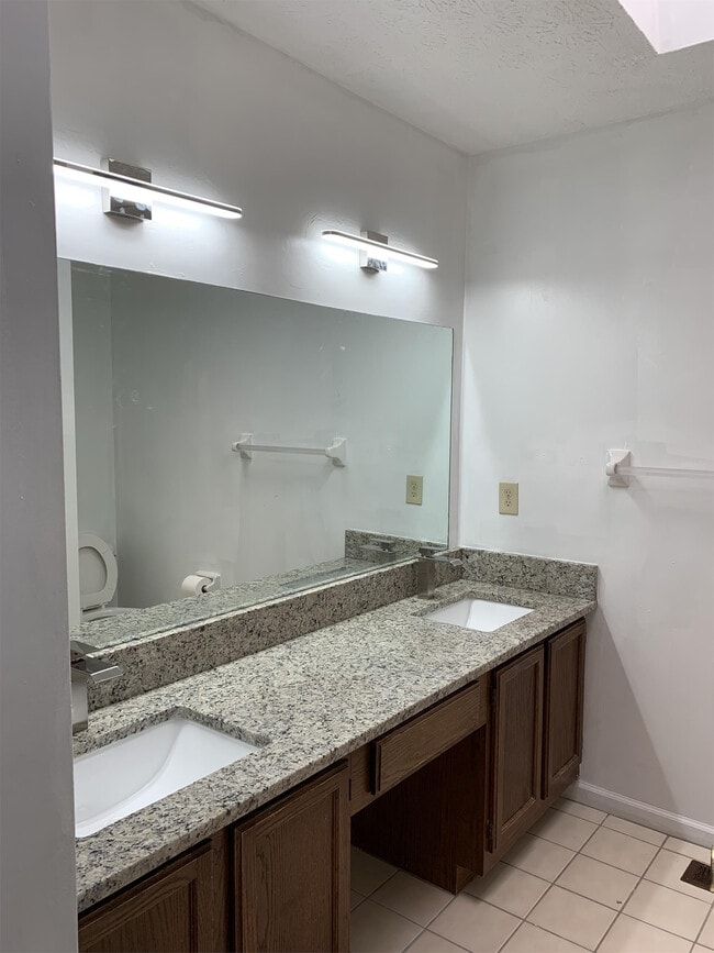 Building Photo - 2074 Hopkins Mill Rd