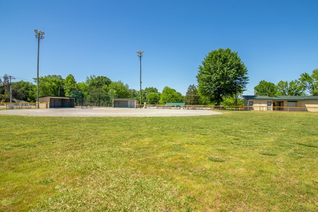 Building Photo - 21 Maple Ave