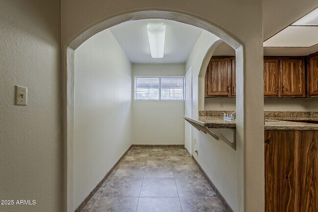 Building Photo - 461 W Holmes Ave