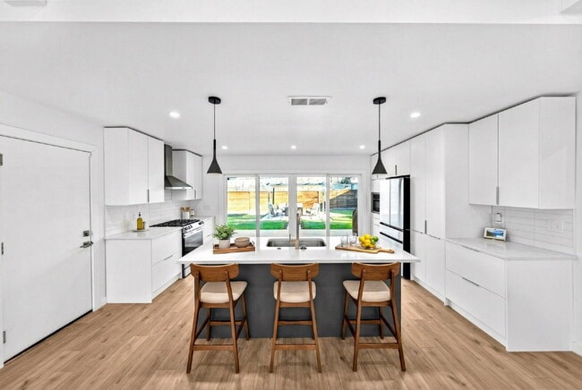 Building Photo - Gorgeous New Remodel with a Bright and Open Floorplan