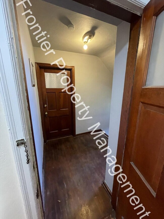 Building Photo - Charming 1-Bedroom Apartment
