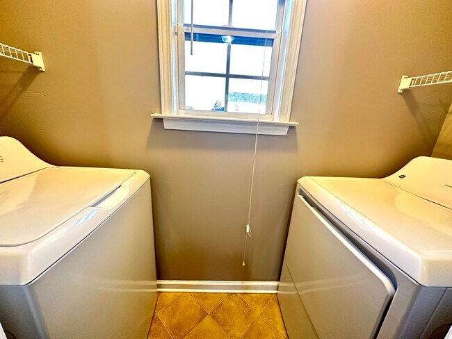 Building Photo - Cozy Single-Family Home with a Fenced Backyard