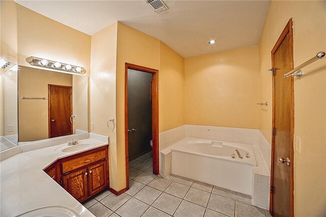 Building Photo - 604 NE 21st St