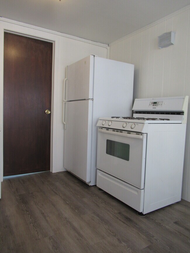 Building Photo - 255 Fairfield Woods Rd