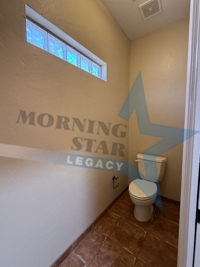 Building Photo - 4-Bedroom Home - New Carpet & Fresh Paint!