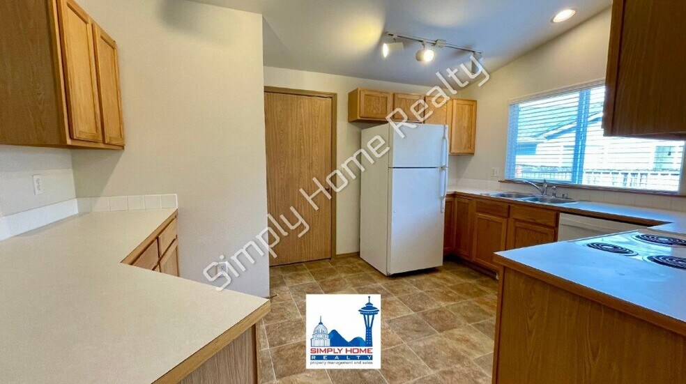 Building Photo - 921 Avalon Ct SE