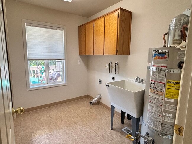 Building Photo - 1150 SE Polk Cir