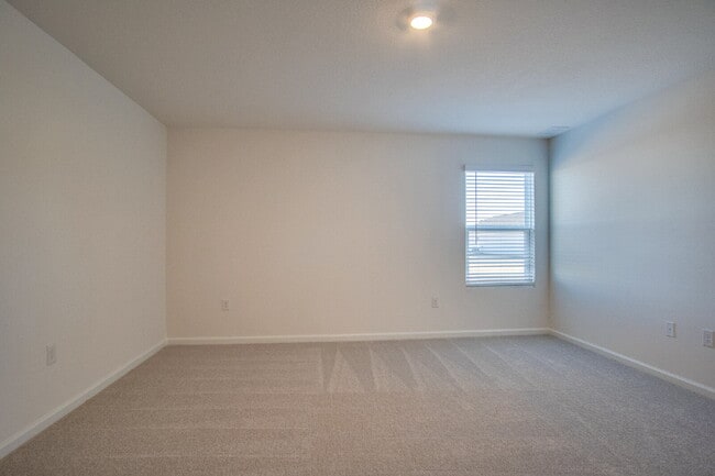 Building Photo - 4-Bedroom Eagles Ridge Rental with Open Floor Plan & Internet Included