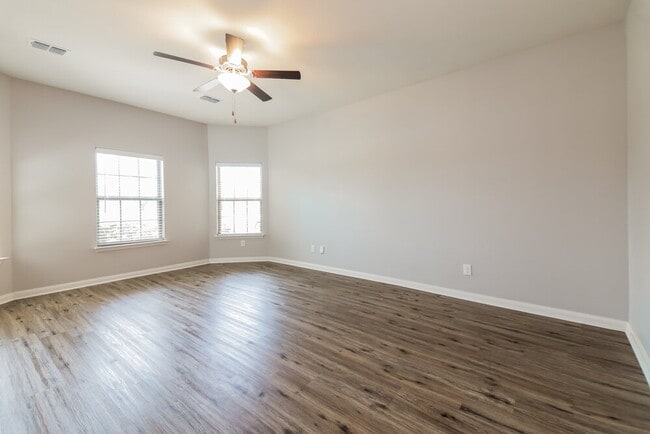 Building Photo - 2928 Parker Dr
