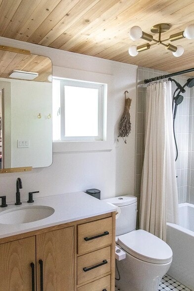 Building Photo - 647 Academy Rd