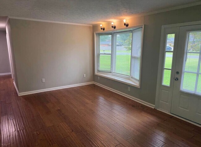 Building Photo - 3 Bedroom 2 Bathroom For Rent