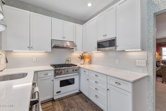 Building Photo - 158 Kaydeross Park Rd