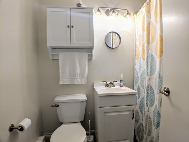 Building Photo - 107 Treetop Cir