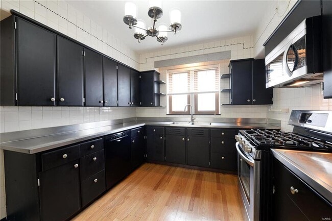 Building Photo - 7572-74 York