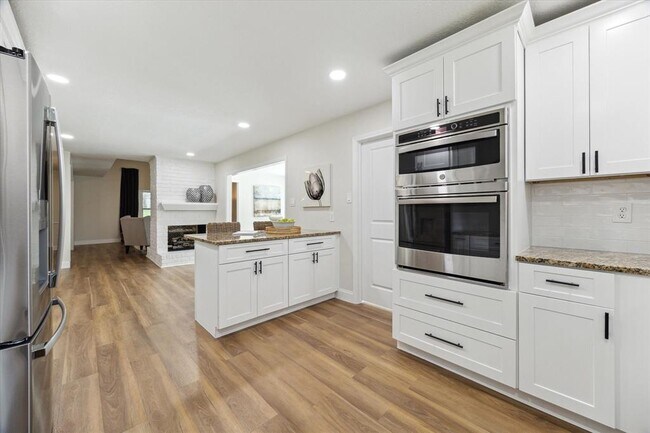 Building Photo - 6410 Meadowtrace Dr