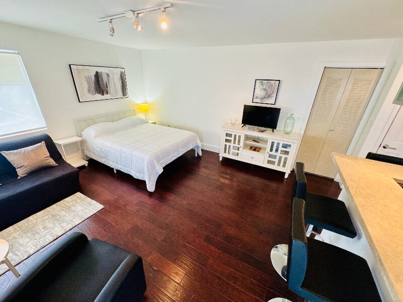 Building Photo - 741 6th St