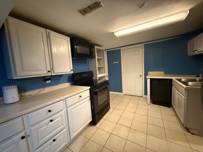 Building Photo - 3801 Oglethorpe St