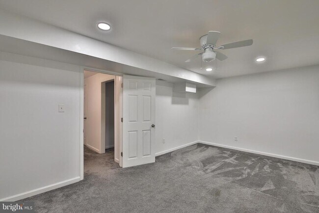 Building Photo - 8 Donagh Ct