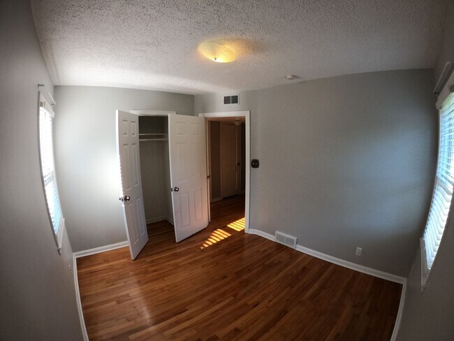 Building Photo - 2 bed 1 bath Royal Oak ranch